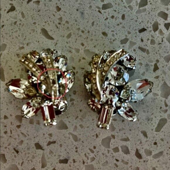 Weiss Vintage Austrian Rhinestone Clip Earrings - Picture 9 of 9